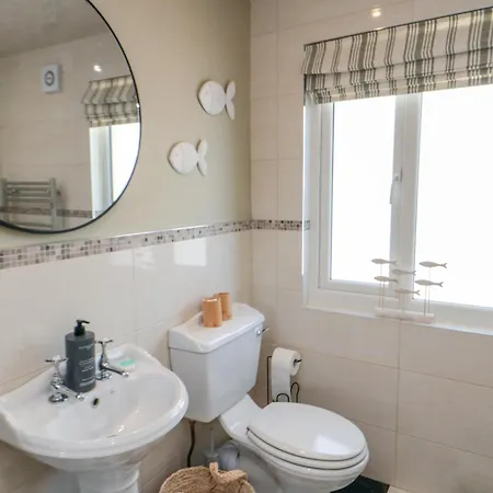 6 Clarence Place * 惠特比