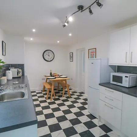 6 Clarence Place * Whitby