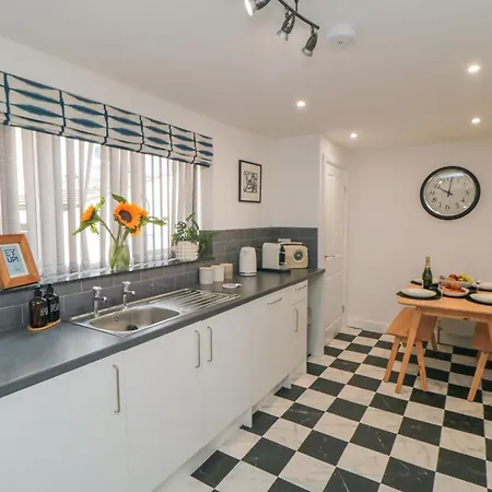 6 Clarence Place * Whitby