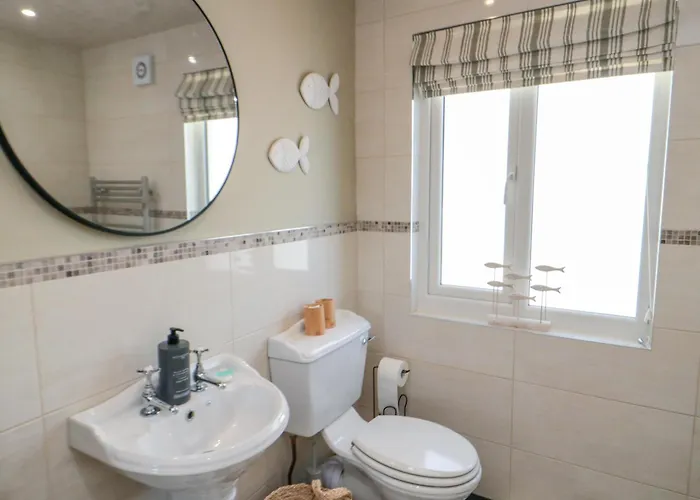 6 Clarence Place * Whitby