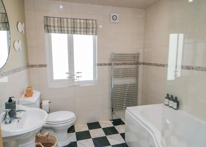 6 Clarence Place * Whitby