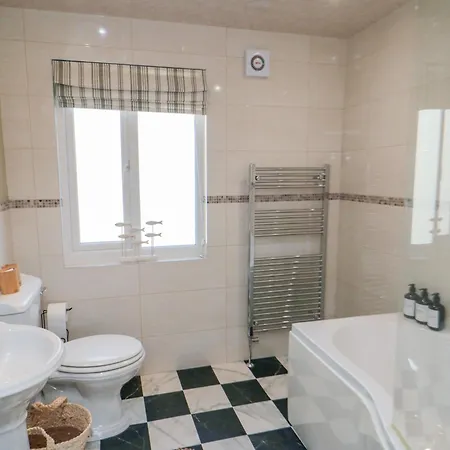 6 Clarence Place * Whitby